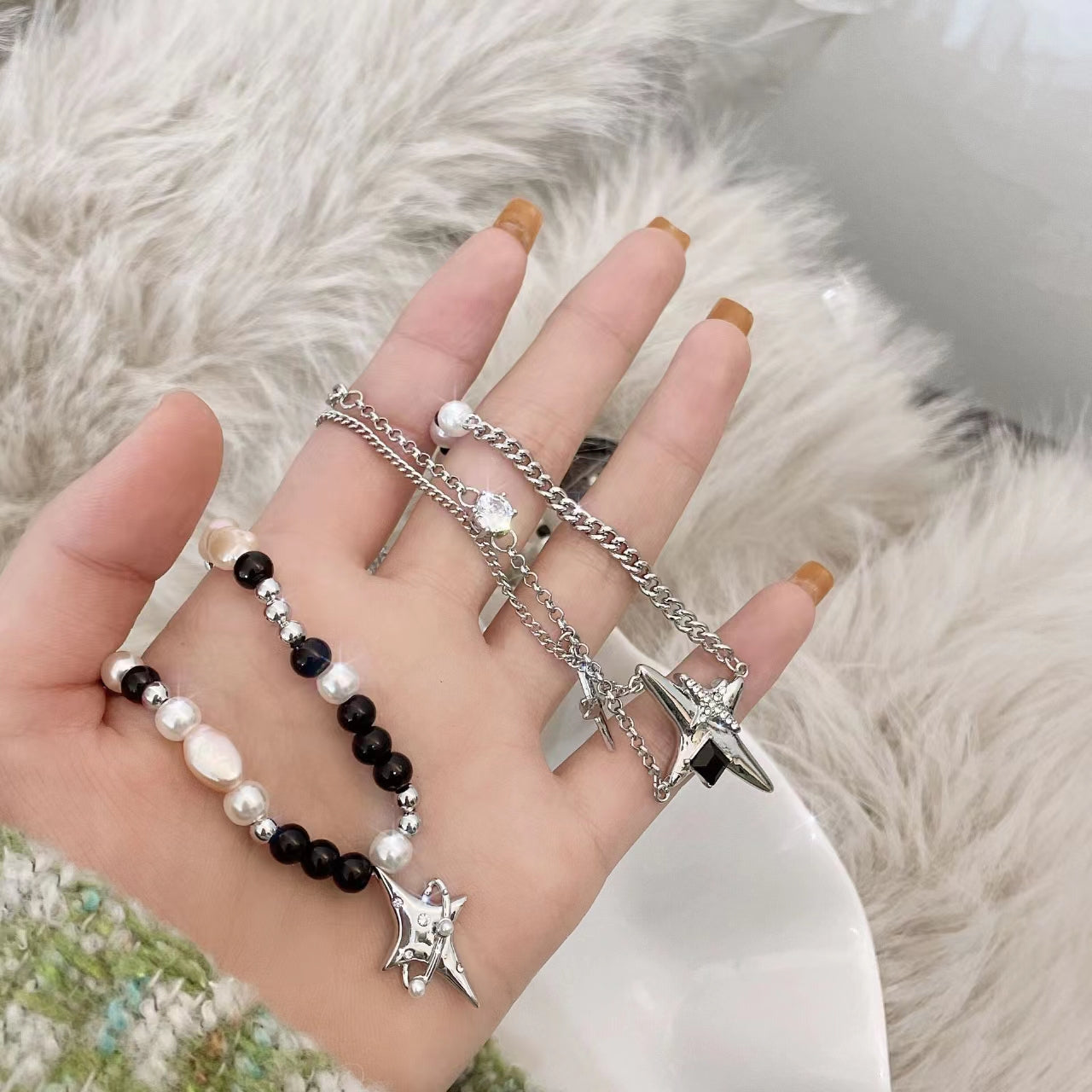 Asymmetric star necklace, metal black-and-white pearl splicing, niche design, fashion sense, new fashion in 2021