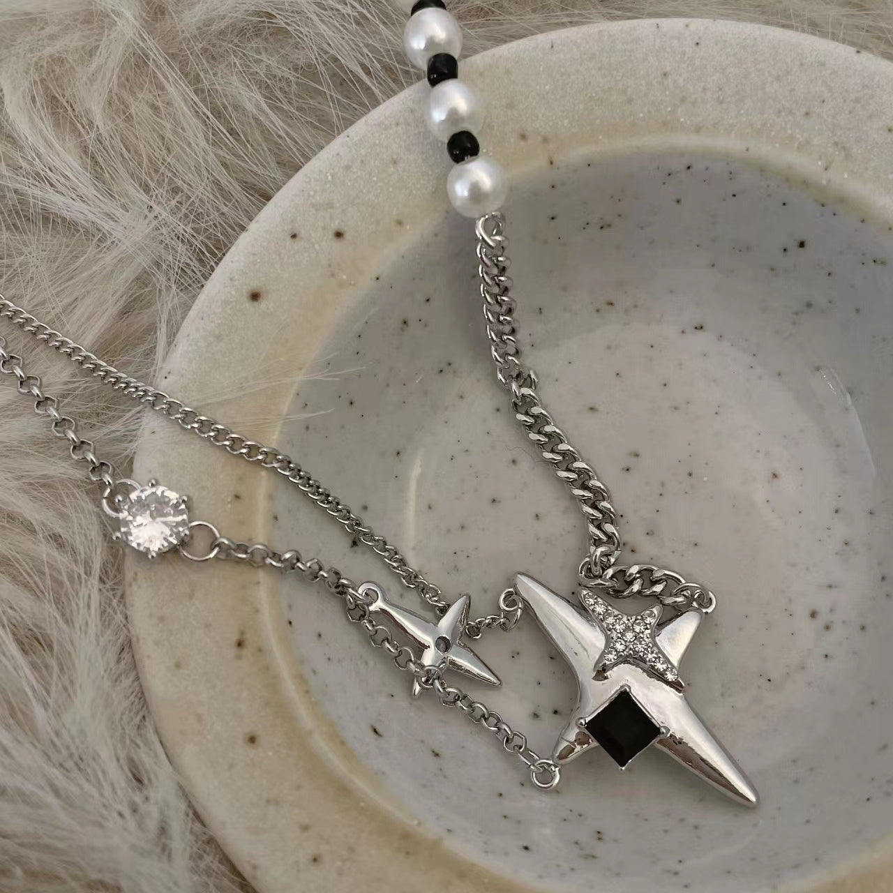 Asymmetric star necklace, metal black-and-white pearl splicing, niche design, fashion sense, new fashion in 2021