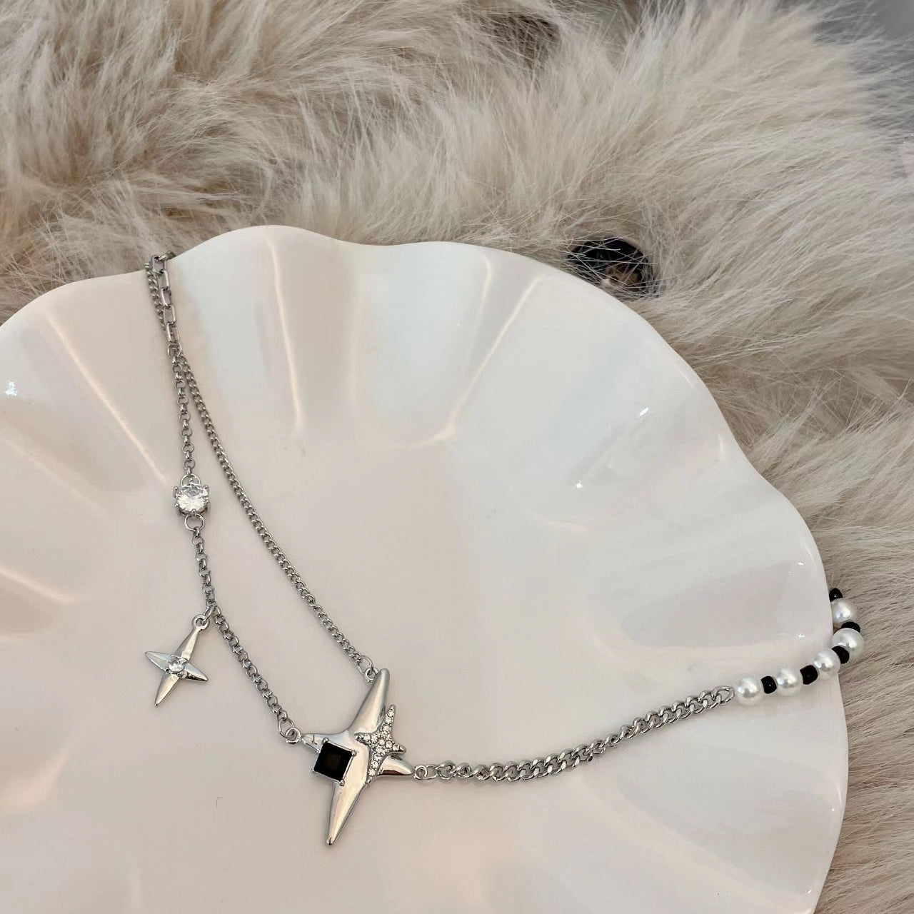 Asymmetric star necklace, metal black-and-white pearl splicing, niche design, fashion sense, new fashion in 2021