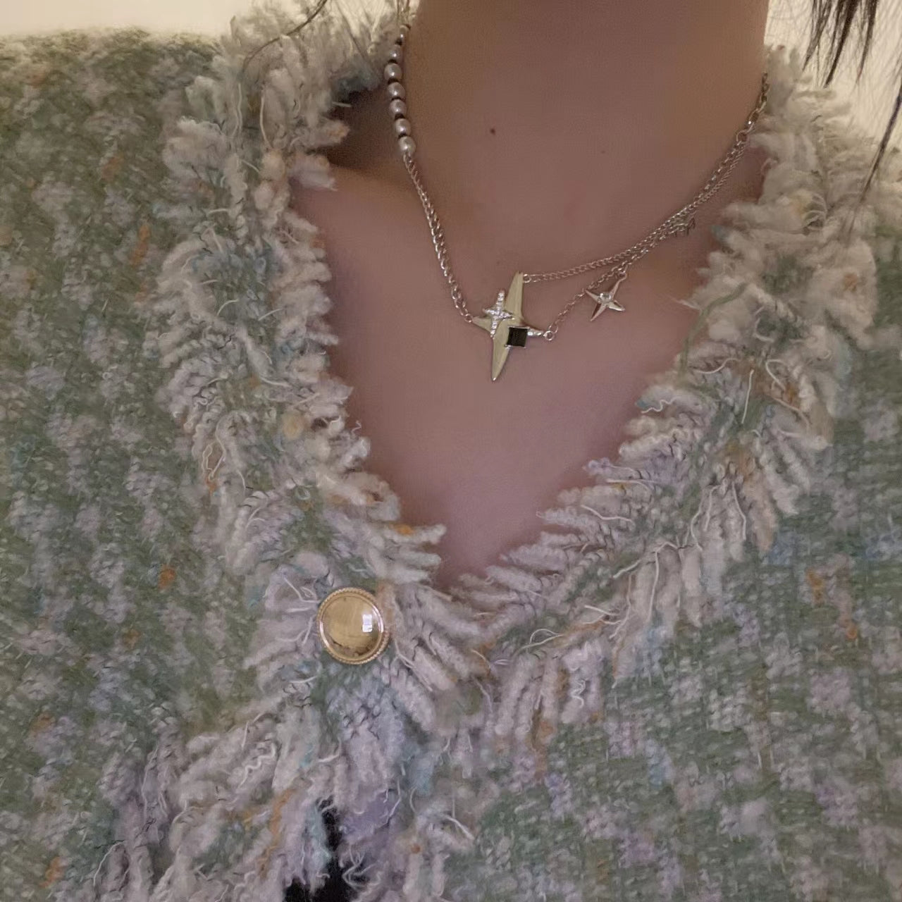 Asymmetric star necklace, metal black-and-white pearl splicing, niche design, fashion sense, new fashion in 2021