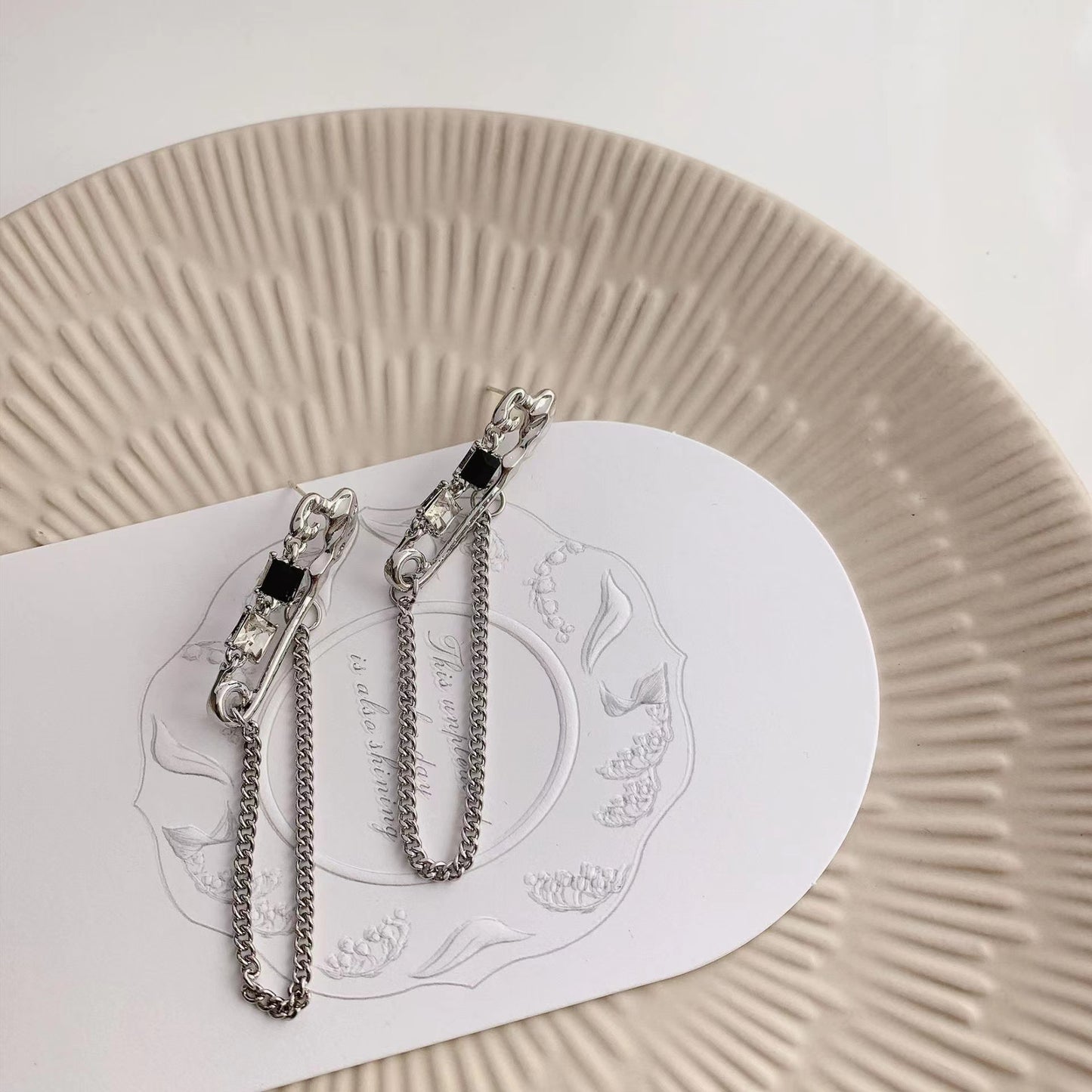 Design sense paper clip black and white diamond earrings Advanced sense new chain sweet cool earrings