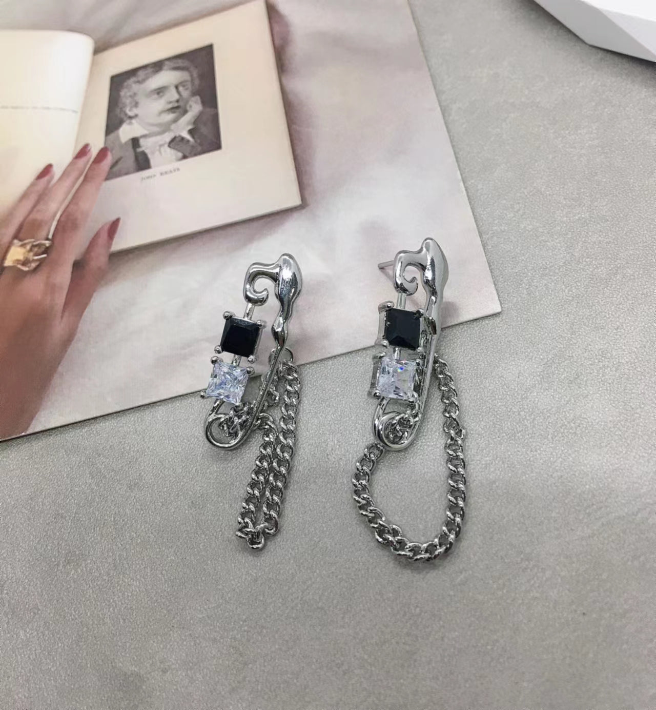 Design sense paper clip black and white diamond earrings Advanced sense new chain sweet cool earrings