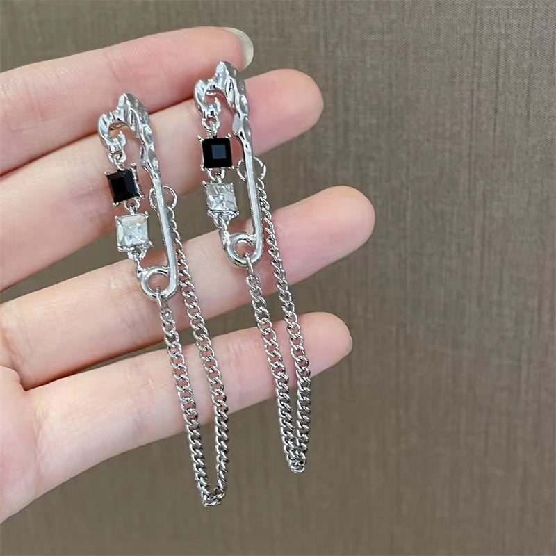 Design sense paper clip black and white diamond earrings Advanced sense new chain sweet cool earrings