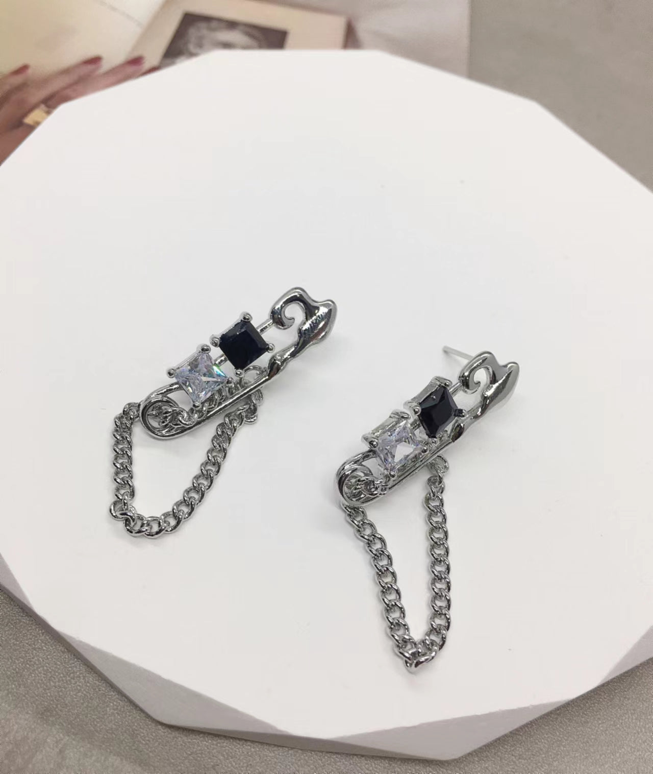 Design sense paper clip black and white diamond earrings Advanced sense new chain sweet cool earrings