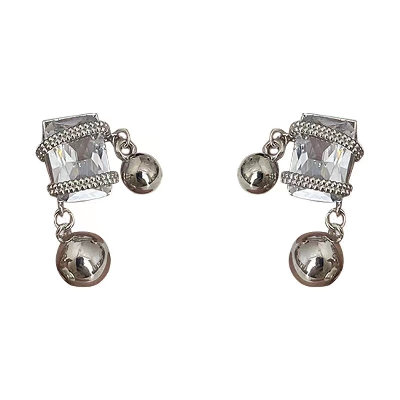 Silver earrings for women in autumn and winter, light luxury, small crowd design sense