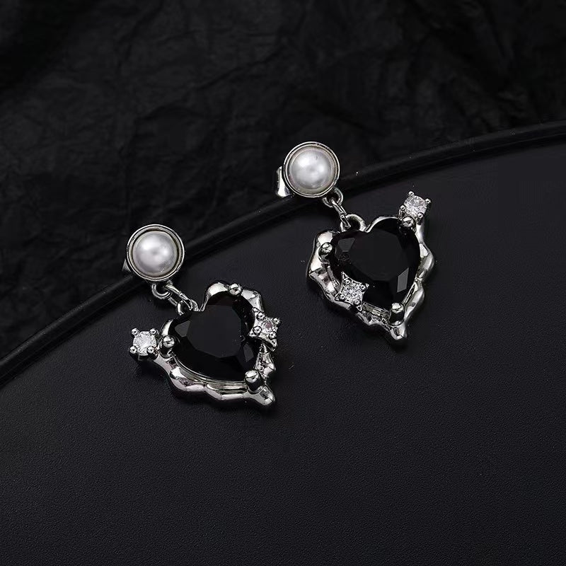 Sweet cool love heart earrings female niche design sense senior cold sex wind earrings personality spicy girl 2022 new earrings