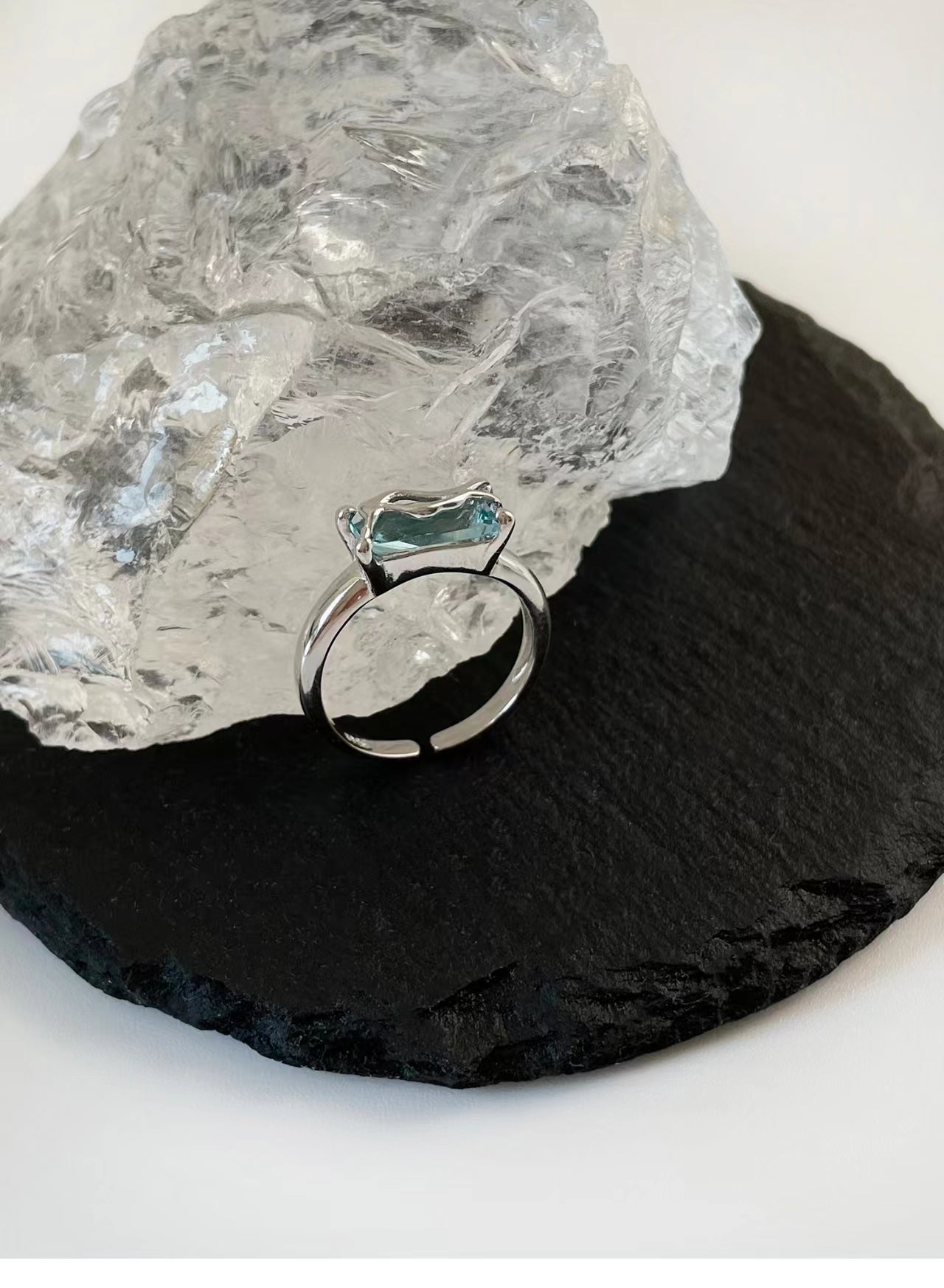 Vintage and sophisticated zirconia metal ring