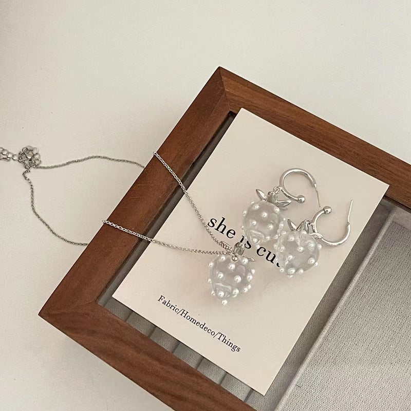 Fruit strawberry earrings clear color pearl mori super fairy niche design earrings