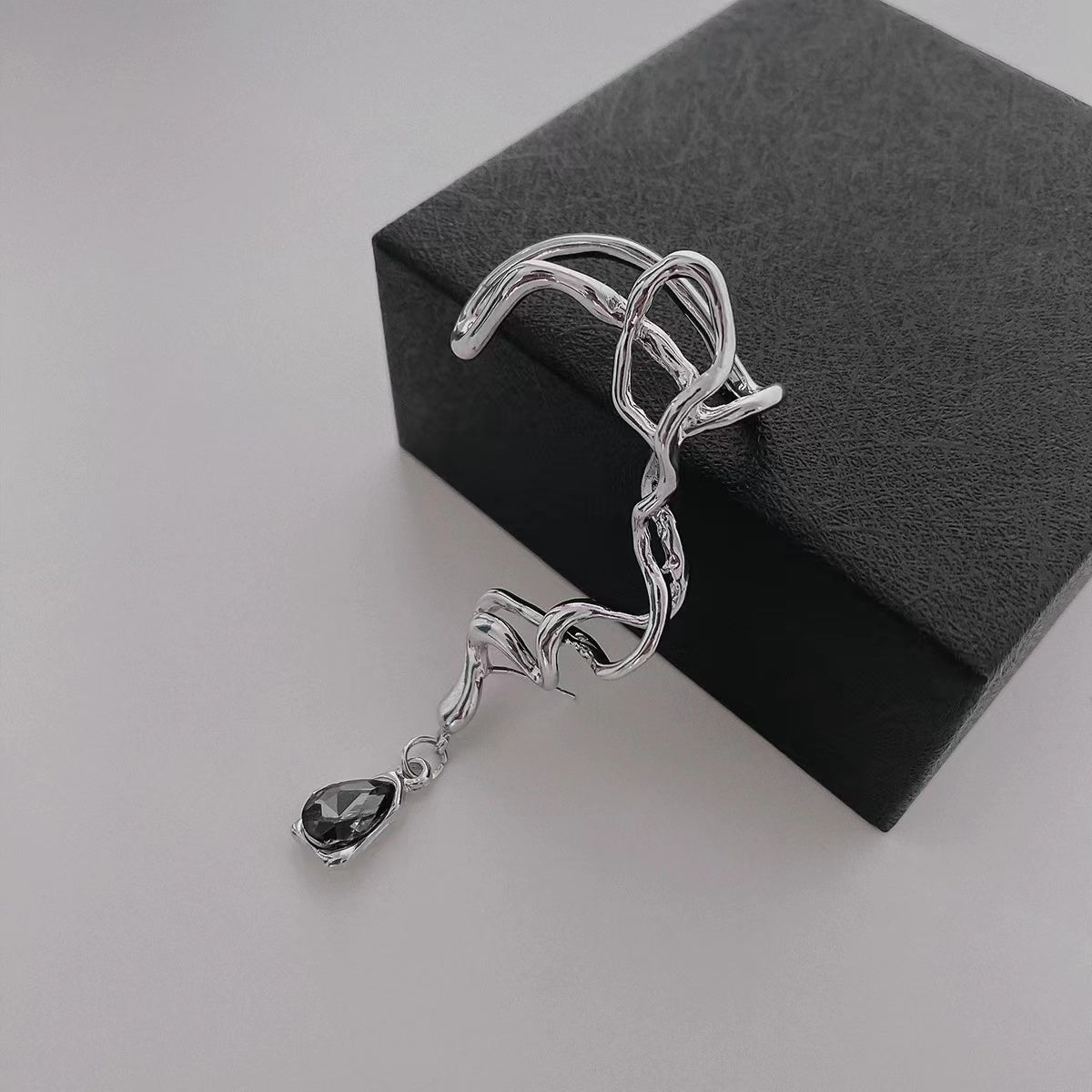 Original design niche abstract twisted linear ear hanging metal hip-hop sweet cool senior sense ear bone clip earrings