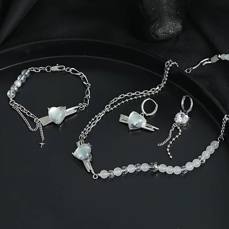 Love heart necklace female niche design senior sense of personality with a hundred splicing accessories ins sweet cool cold wind collarbone chain