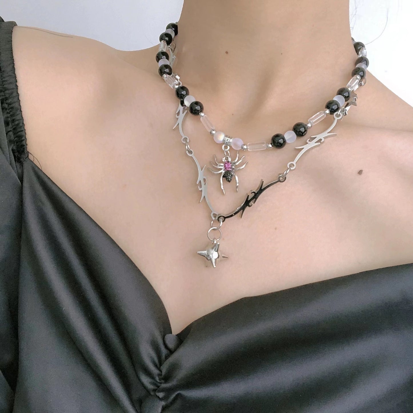 Dark high street with diamond spider pendant round bead necklace
