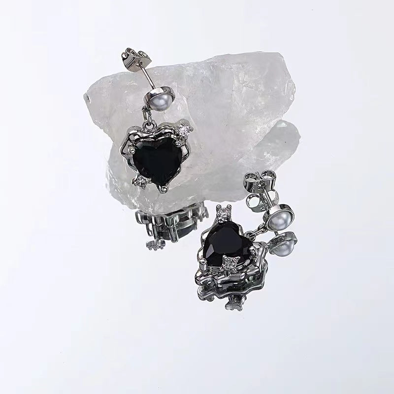 Sweet cool love heart earrings female niche design sense senior cold sex wind earrings personality spicy girl 2022 new earrings
