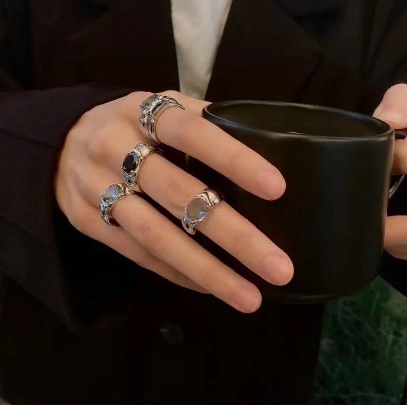 Vintage and sophisticated zirconia metal ring