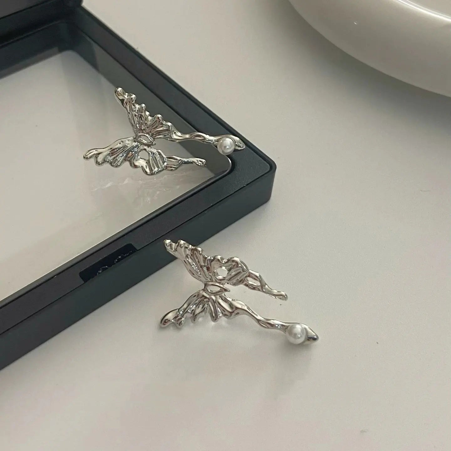 Dark wind deconstructed butterfly earrings pearl teardrop design sweet cool girl temperament personality spice earrings earrings