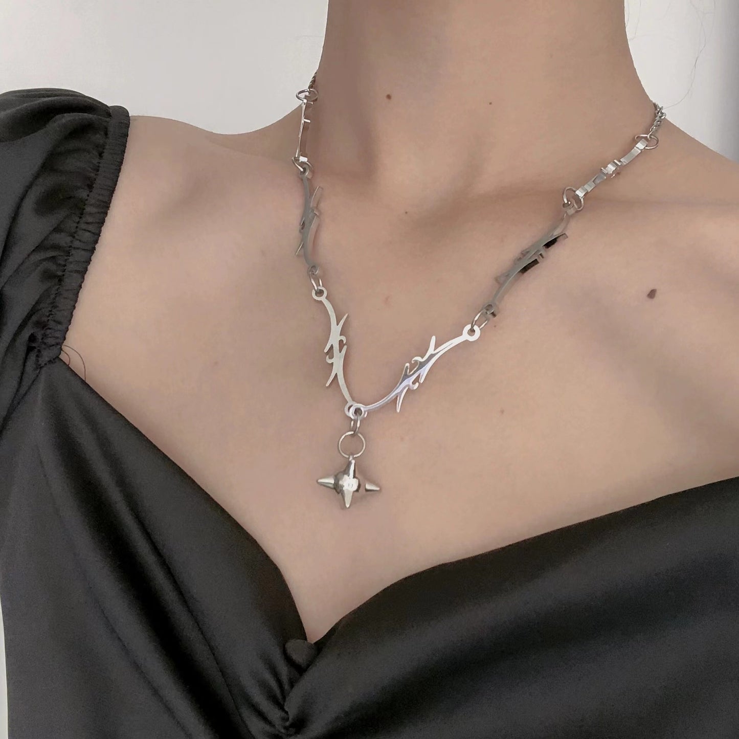 Dark high street with diamond spider pendant round bead necklace