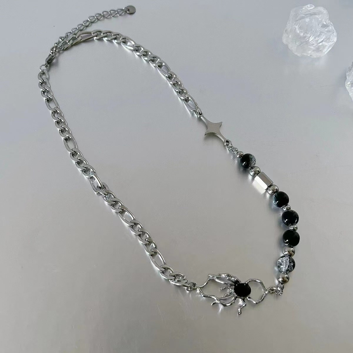 Liquid spider pearl necklace