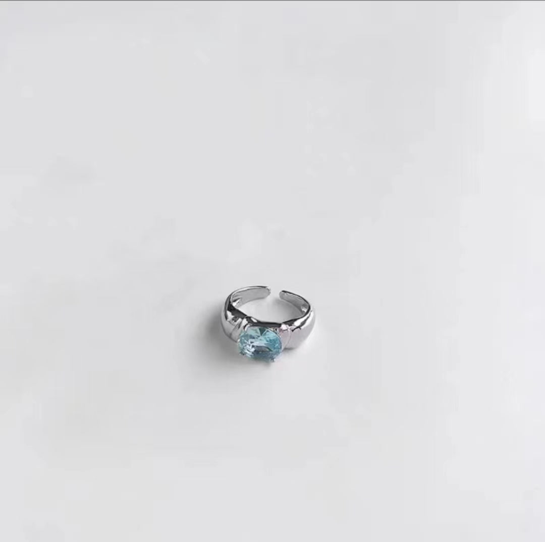 Vintage and sophisticated zirconia metal ring