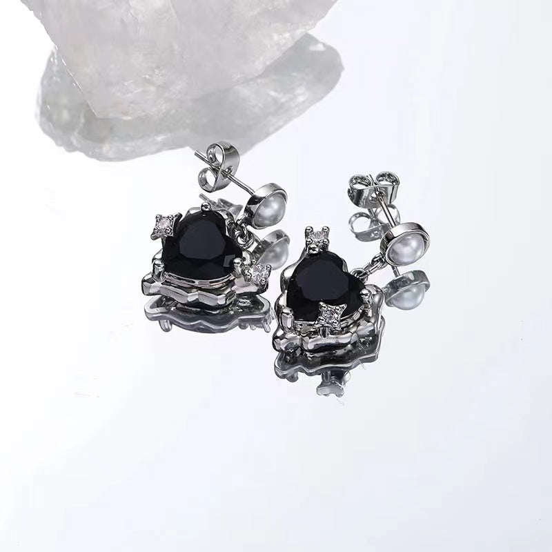 Sweet cool love heart earrings female niche design sense senior cold sex wind earrings personality spicy girl 2022 new earrings