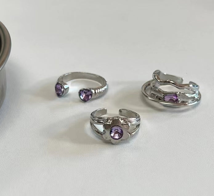 Purple irregular metal small flower diamond ring