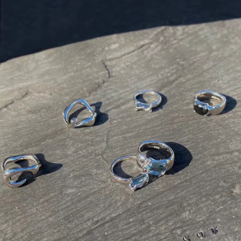Vintage and sophisticated zirconia metal ring