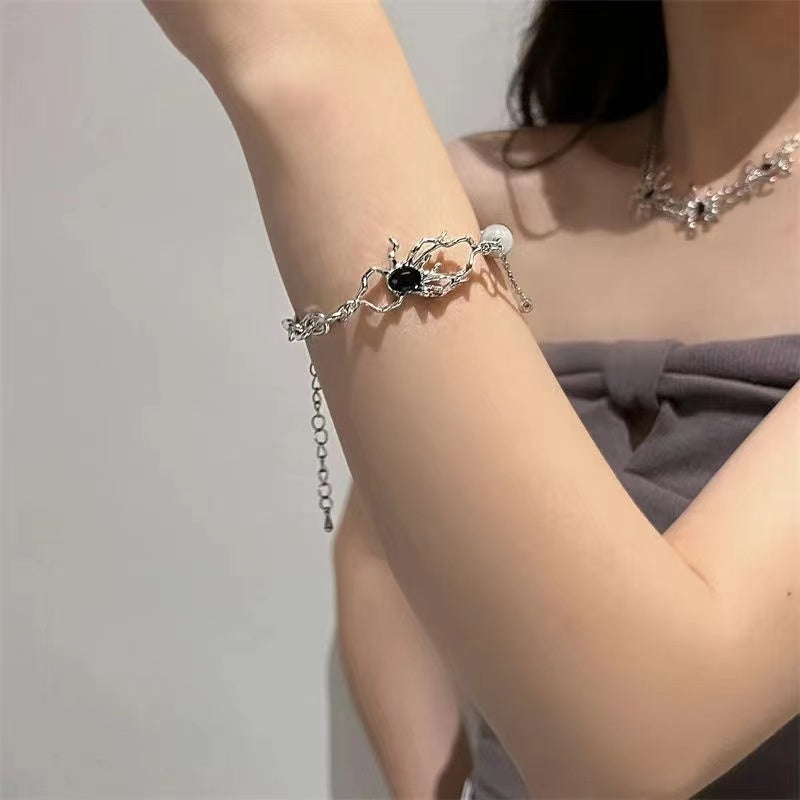 Hot girls wind hip-hop hip cool high street niche design premium sense of dark personality jewelry