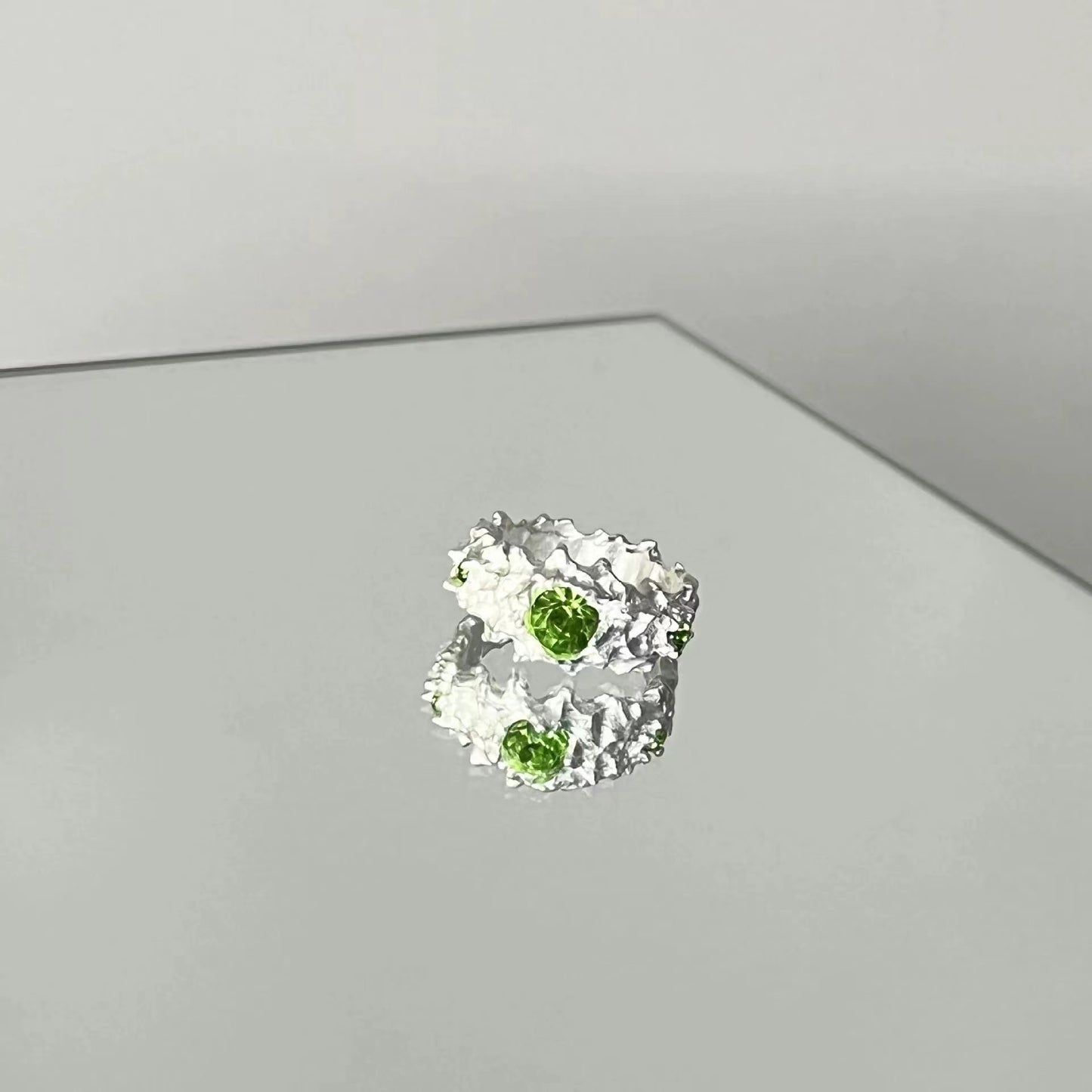 Green rhinestone tassel chain pearl pendant ring