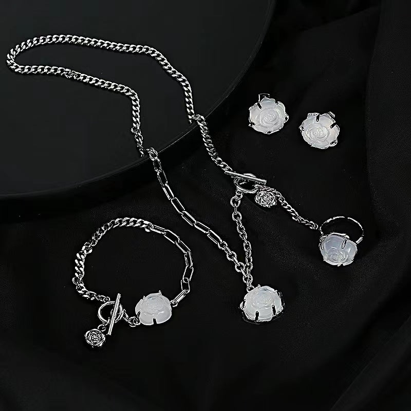 Light luxury necklace female senior sense of fashion stitching chain flower accessories South Korea ins niche design sense clavicle chain
