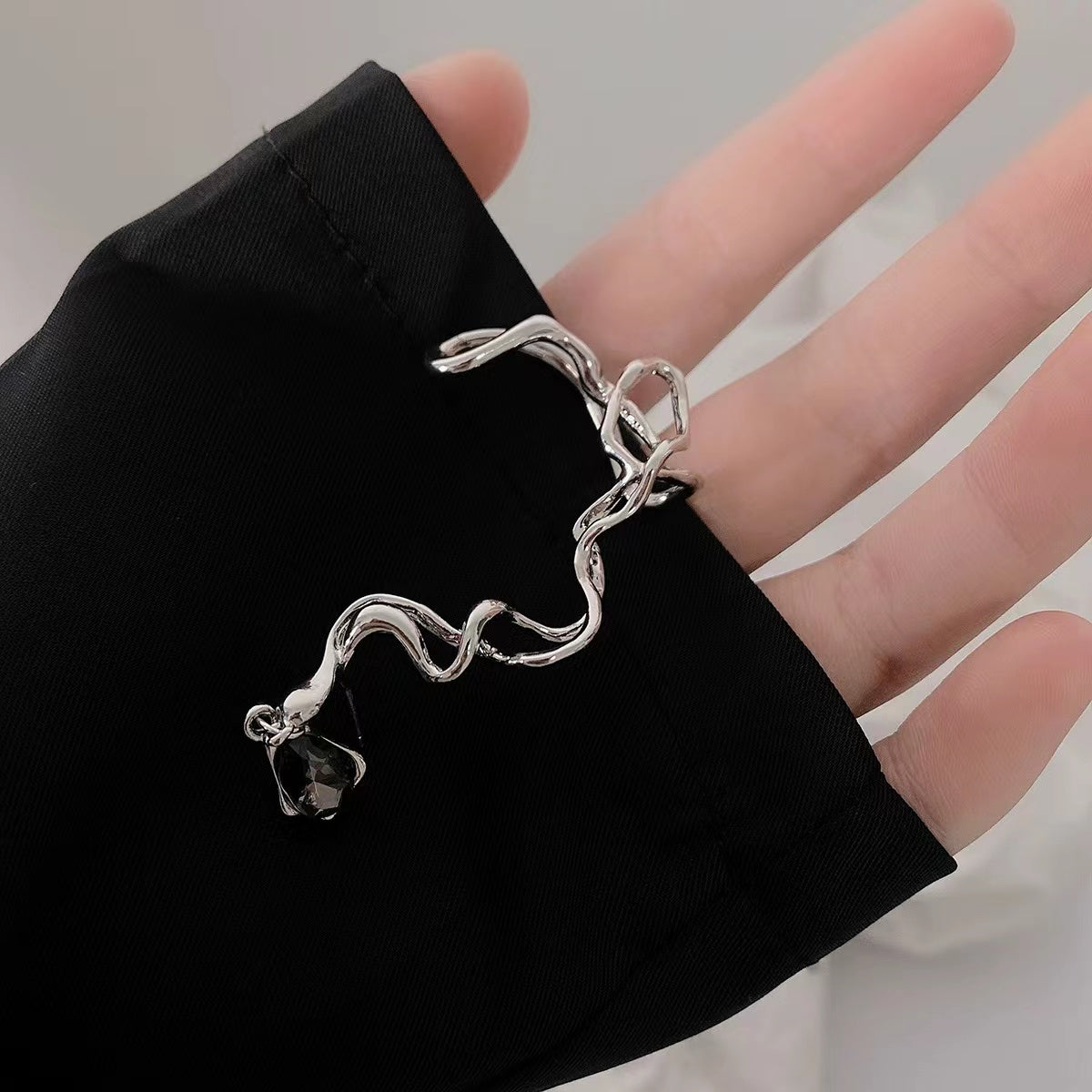 Original design niche abstract twisted linear ear hanging metal hip-hop sweet cool senior sense ear bone clip earrings