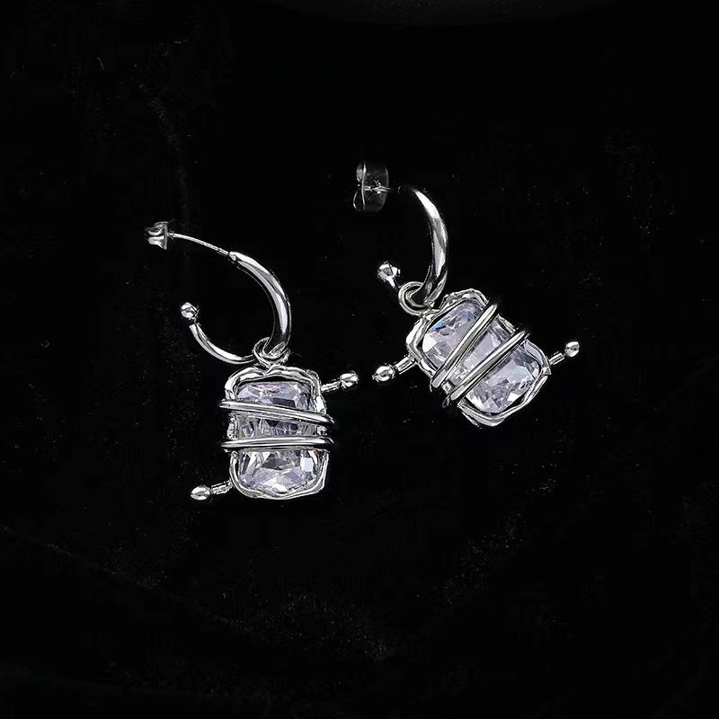 Zircon earrings female sweet cool spicy personality unique winding earrings senior sense ins cold wind hundred with earrings tide