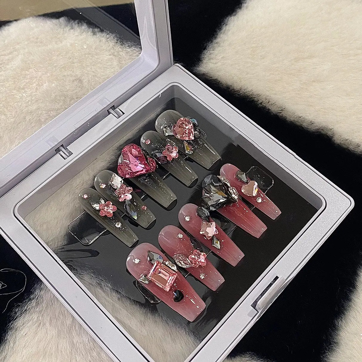The false nail patch can be taken with simple net red, and the nail enhancement
