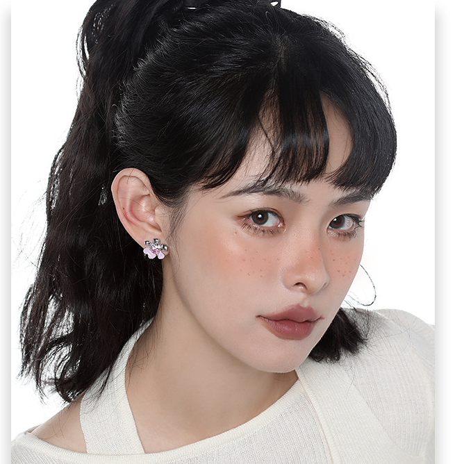 Original design, pink metal flower splicing earrings, give you a small red flower, versatile commuting, high sense earrings