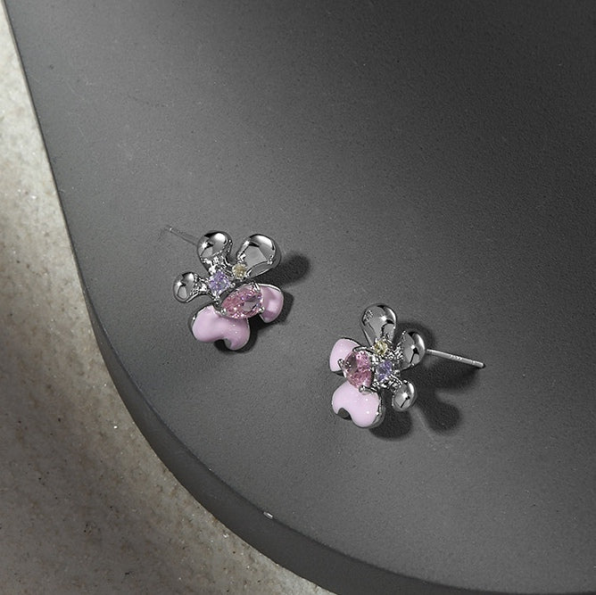 Original design, pink metal flower splicing earrings, give you a small red flower, versatile commuting, high sense earrings