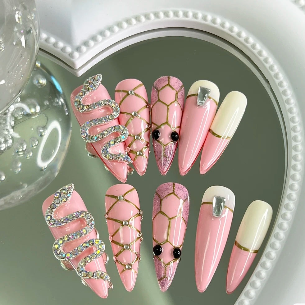 Wearing nail by hand, the finished patch shows white pink snake false nail, which can be worn by pregnant women and can be removed