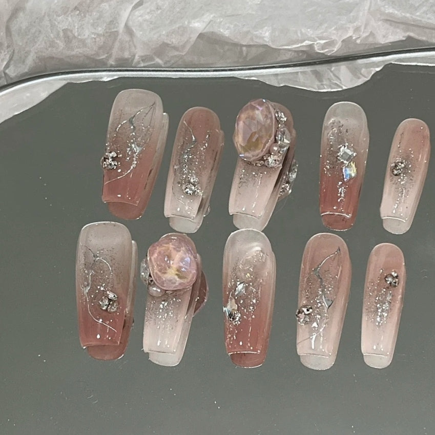 Baroque princess has a clear sense of atmosphere and a clear love of sticking diamond, wearing manicure artificial nail stickers by hand, phototherapy nail patch finished product