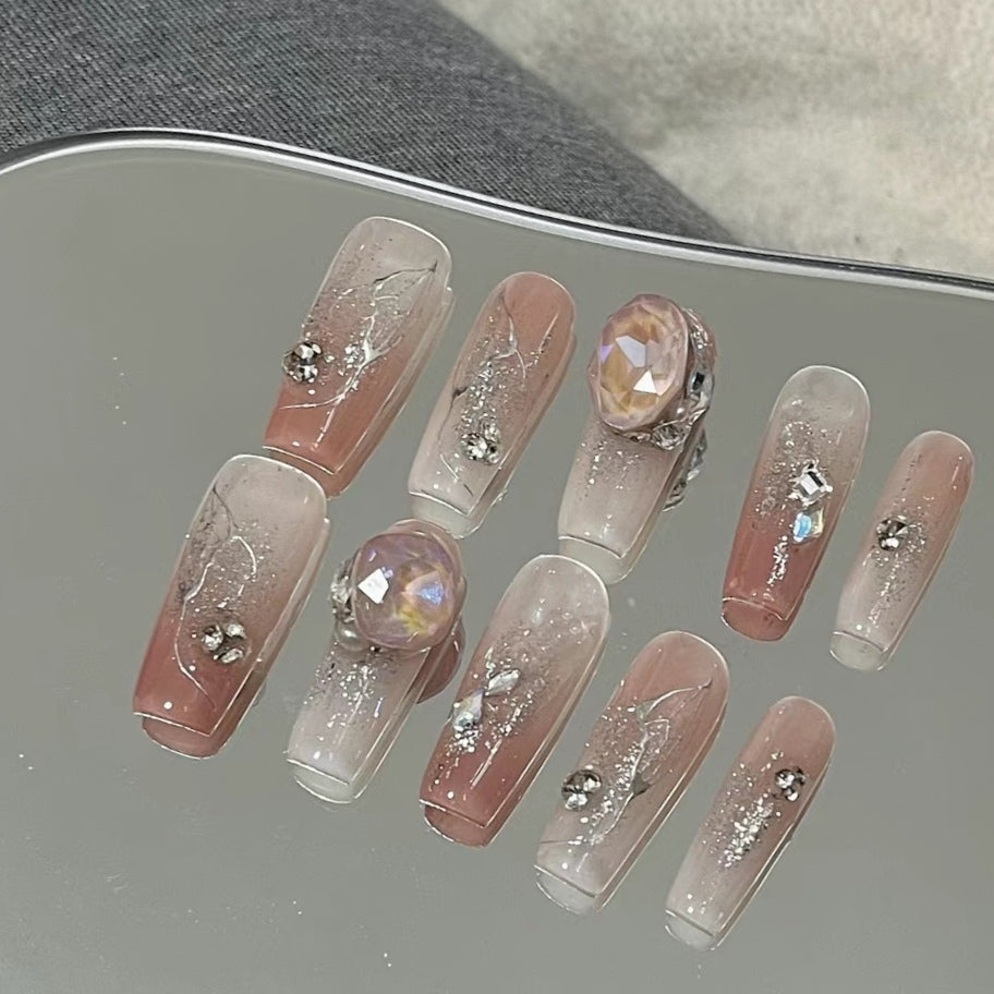Baroque princess has a clear sense of atmosphere and a clear love of sticking diamond, wearing manicure artificial nail stickers by hand, phototherapy nail patch finished product
