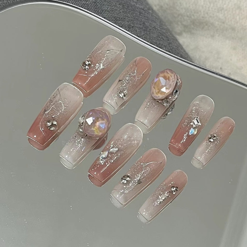 Baroque princess has a clear sense of atmosphere and a clear love of sticking diamond, wearing manicure artificial nail stickers by hand, phototherapy nail patch finished product