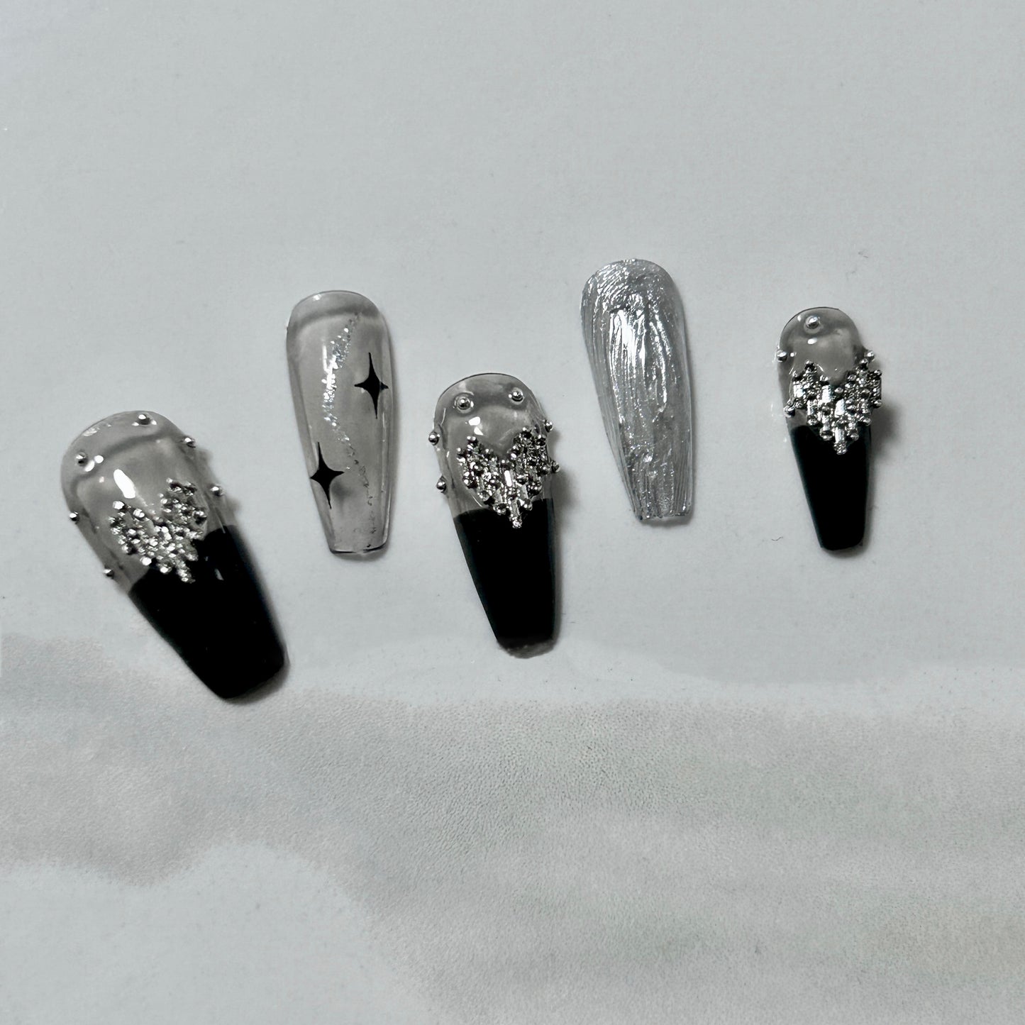 Advanced feeling full of metal, dark punk style, Croix heart, hot girl nail enhancement, white, pure handmade wear