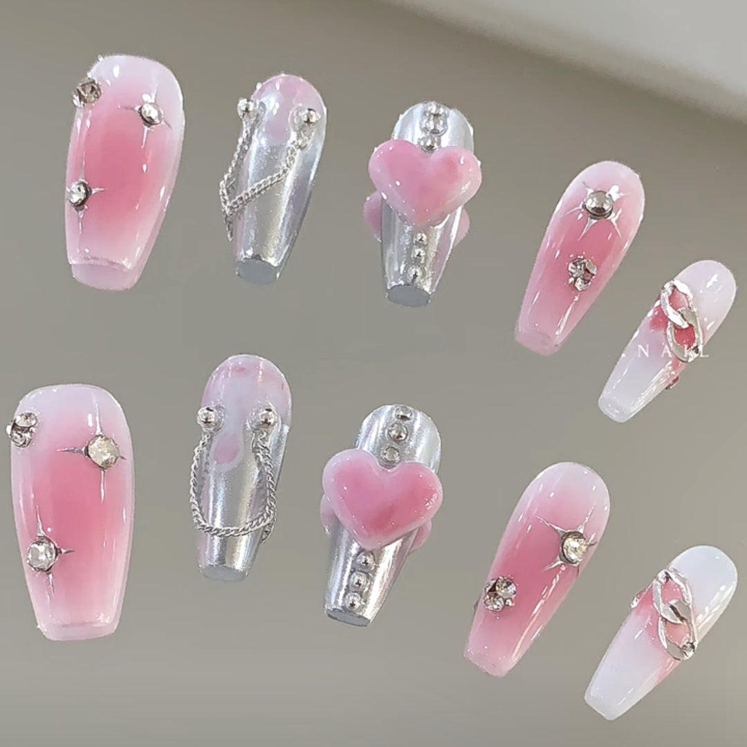 Wear finished nail enhancement patches, customize fake nails by hand, and pay attention to the autumn red color of advanced nails