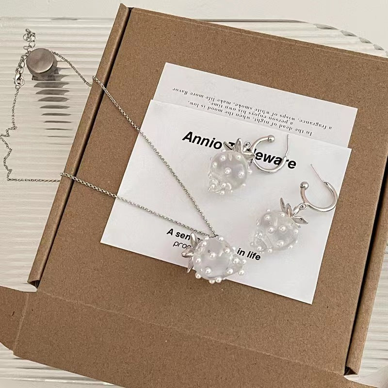 Fruit strawberry earrings clear color pearl mori super fairy niche design earrings