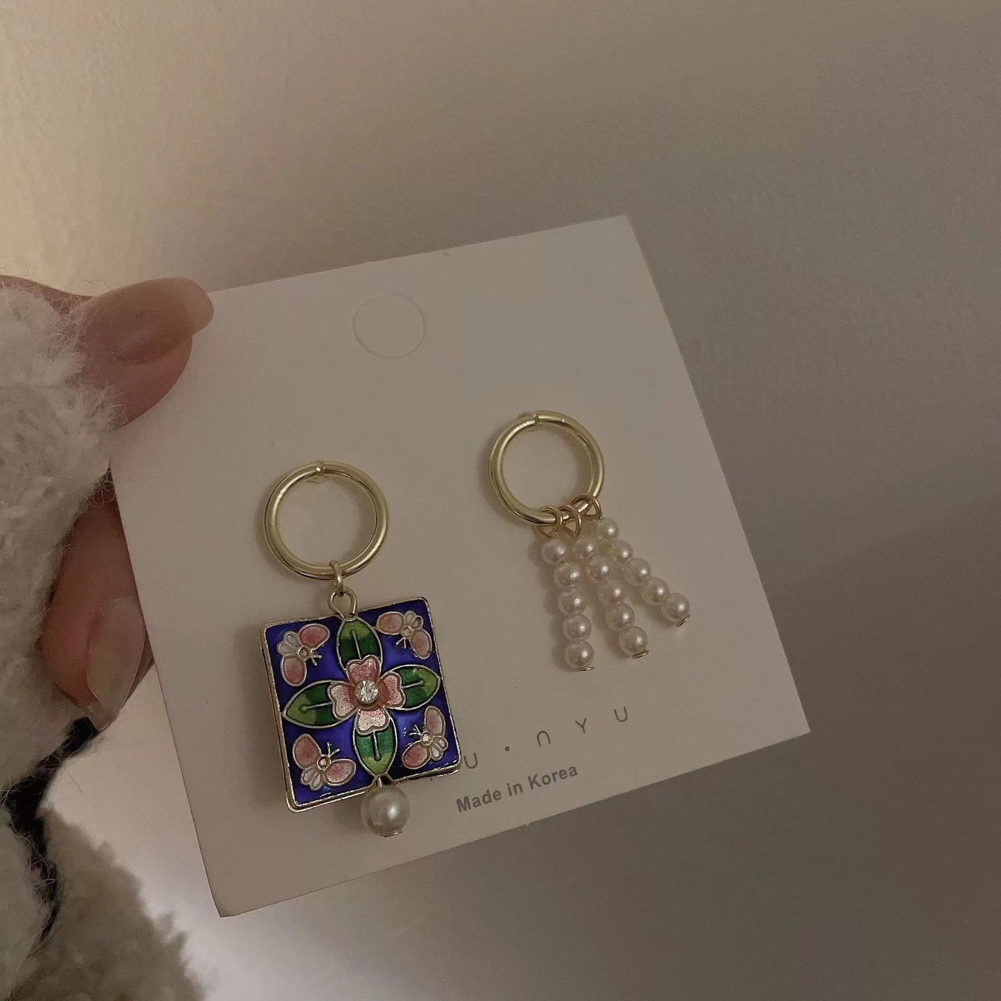 Gentle French retro hand enamel color meeting Earrings