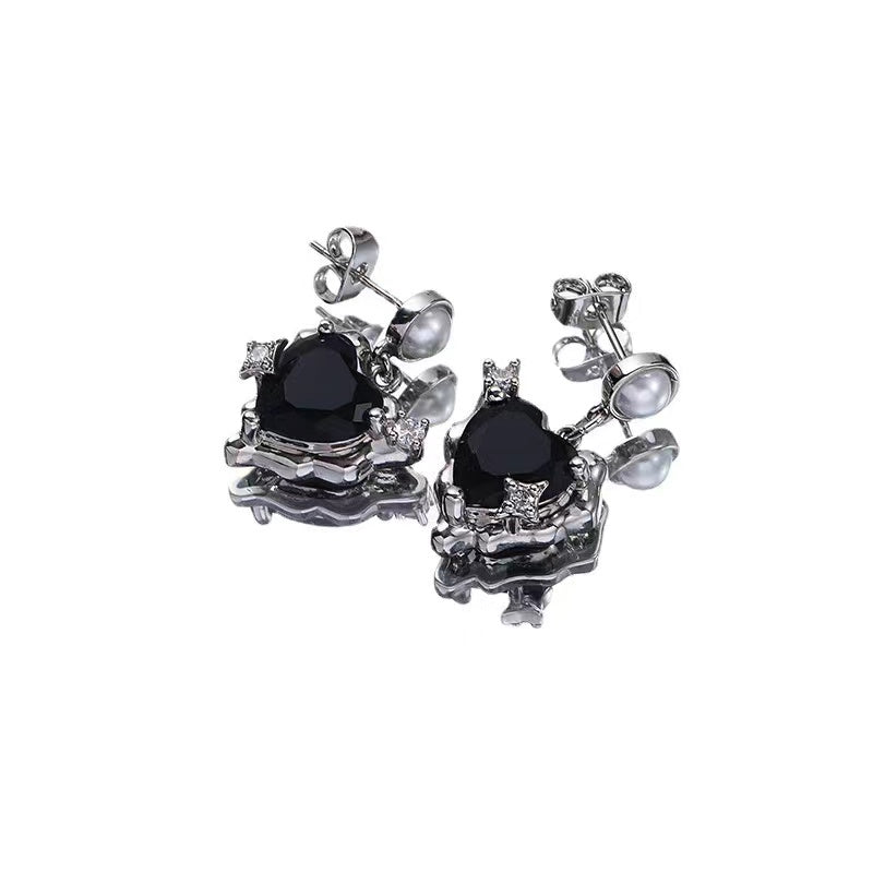 Sweet cool love heart earrings female niche design sense senior cold sex wind earrings personality spicy girl 2022 new earrings