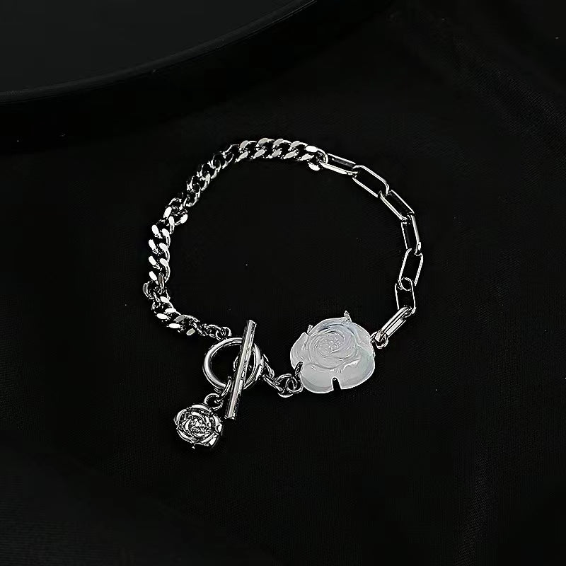 Light luxury necklace female senior sense of fashion stitching chain flower accessories South Korea ins niche design sense clavicle chain