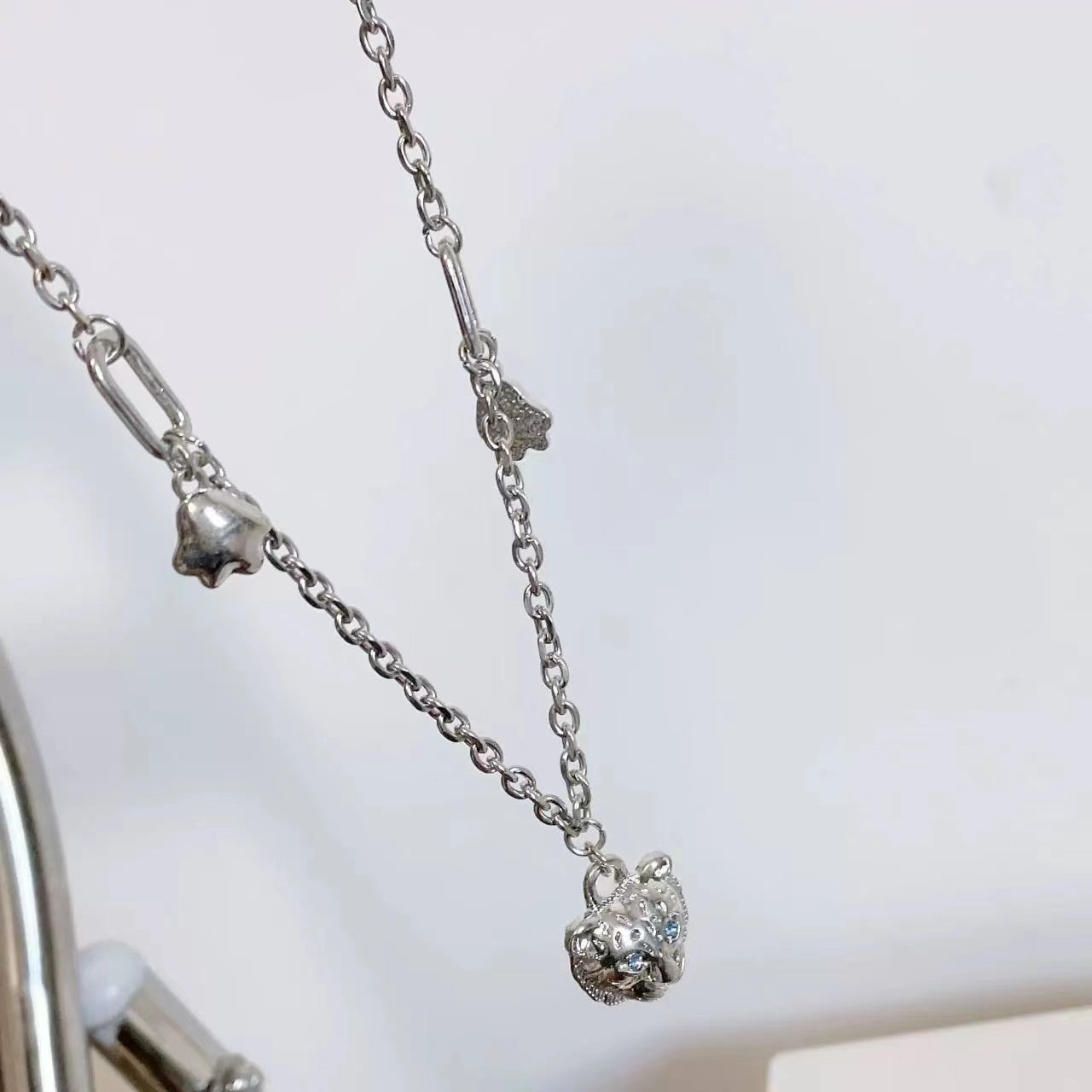 Green leopard diamond necklace