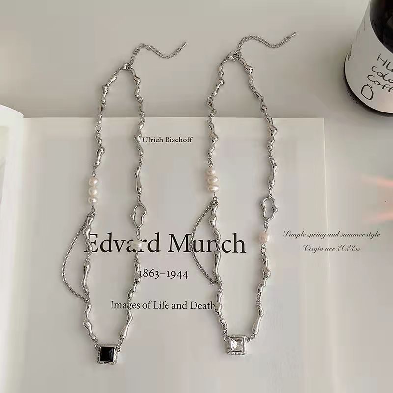 Temperament beaded necklace with collarbone chain