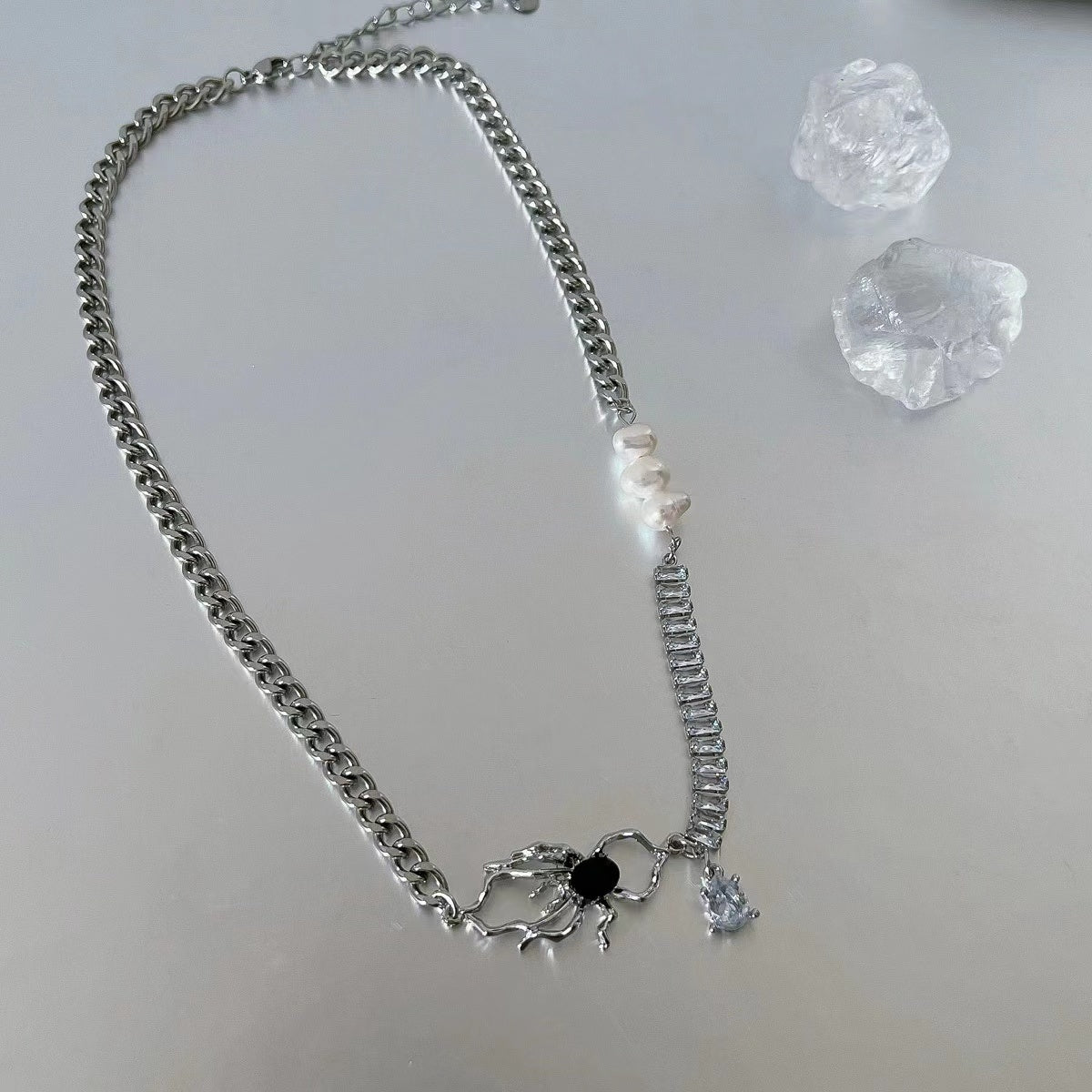 Liquid spider pearl necklace