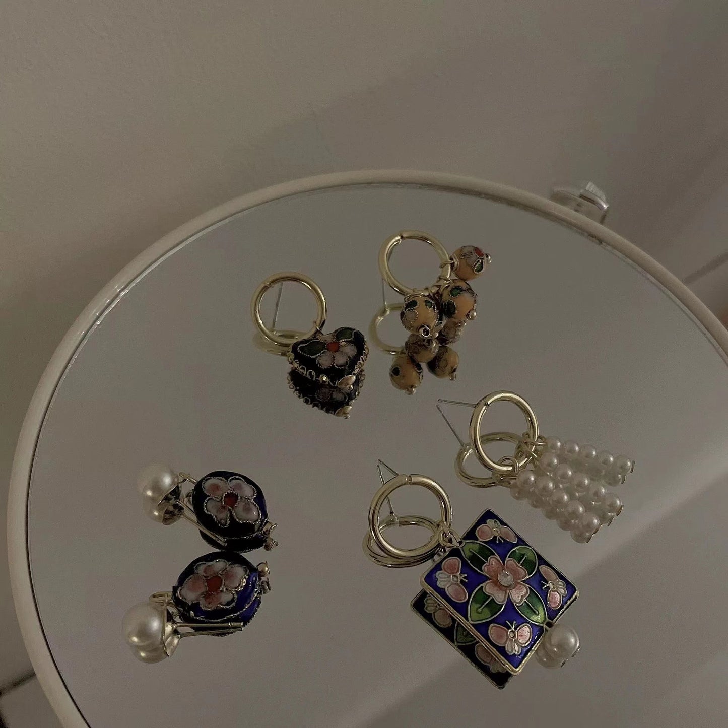 Gentle French retro hand enamel color meeting Earrings