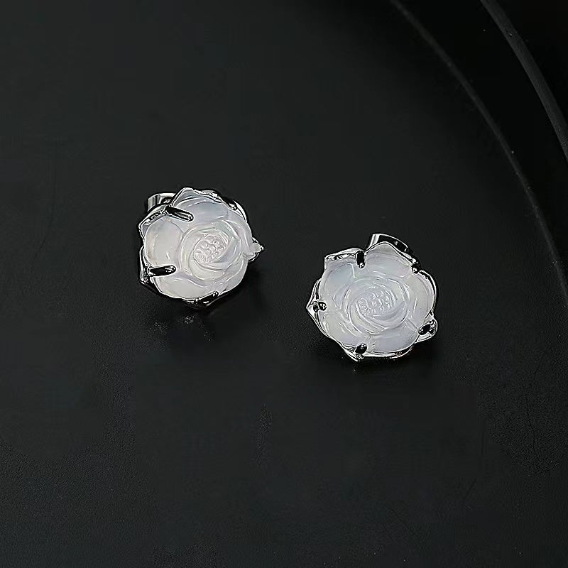 Light luxury necklace female senior sense of fashion stitching chain flower accessories South Korea ins niche design sense clavicle chain
