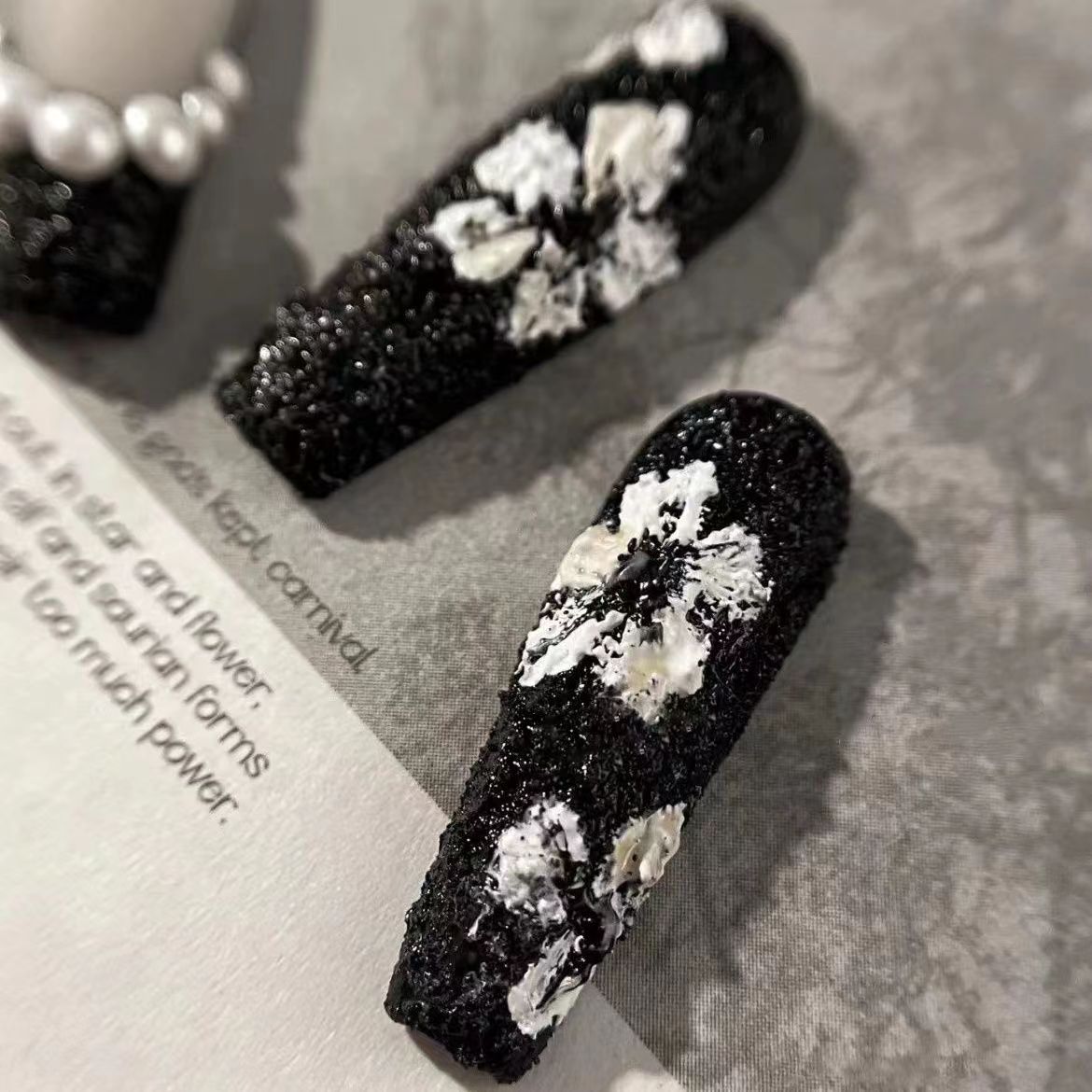 High-end luxury fake nails finished small fragrance style flash French with diamonds