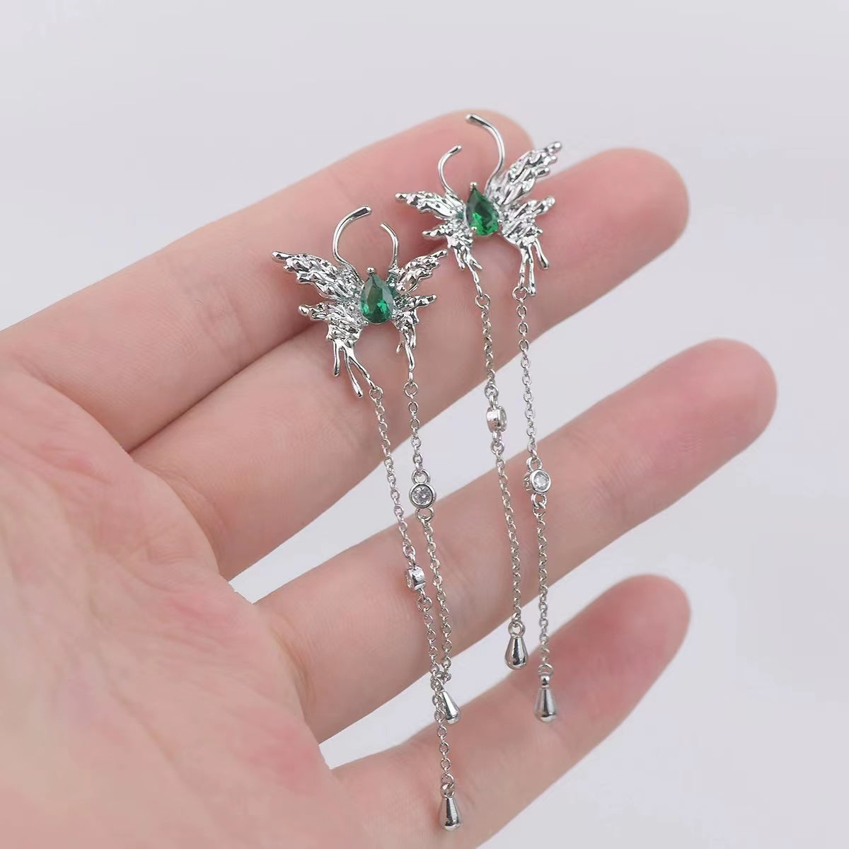 Generally, any jewelry should not touch water as much as possible, because some water contains chemical elements, which will cause damage to metals