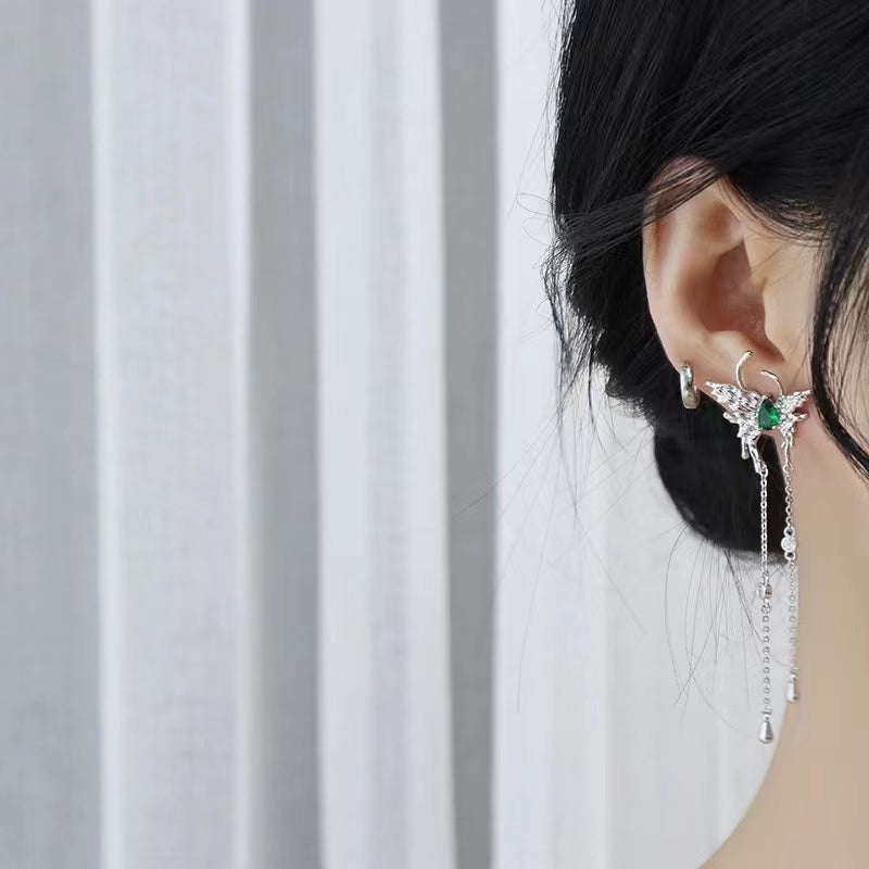 Generally, any jewelry should not touch water as much as possible, because some water contains chemical elements, which will cause damage to metals